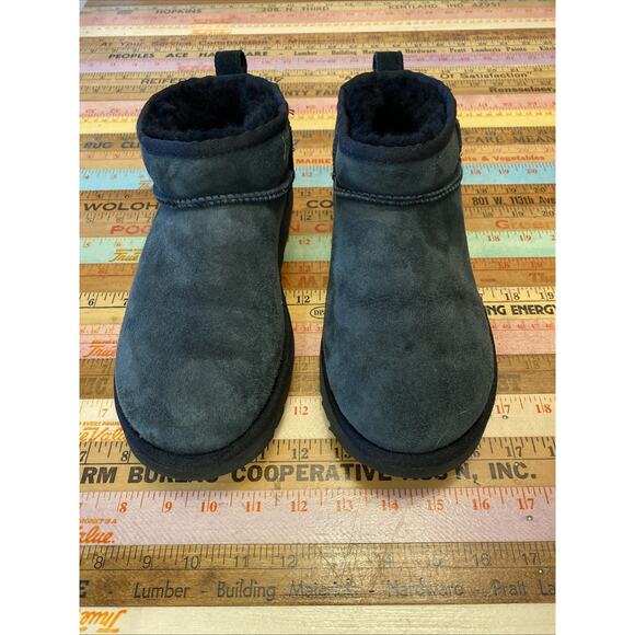 Authentic UGG Classic Ultra Mini BLACK Women's 8 Boots Winter - Picture 13 of 14